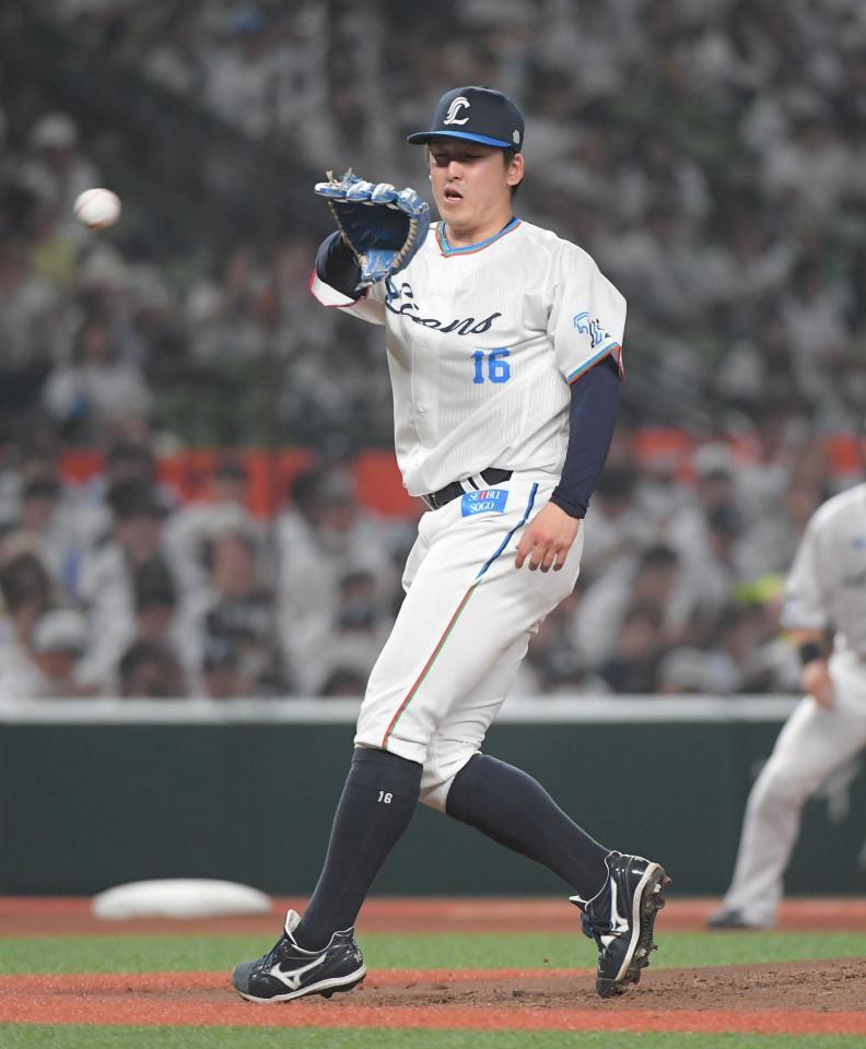 　６回、緒方の打球にグラブを出す隅田（撮影・佐藤厚）