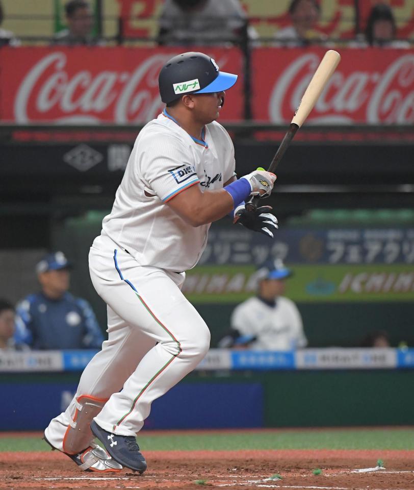 　３回、セデーニョは先制の左前適時打を放つ（撮影・佐藤厚）