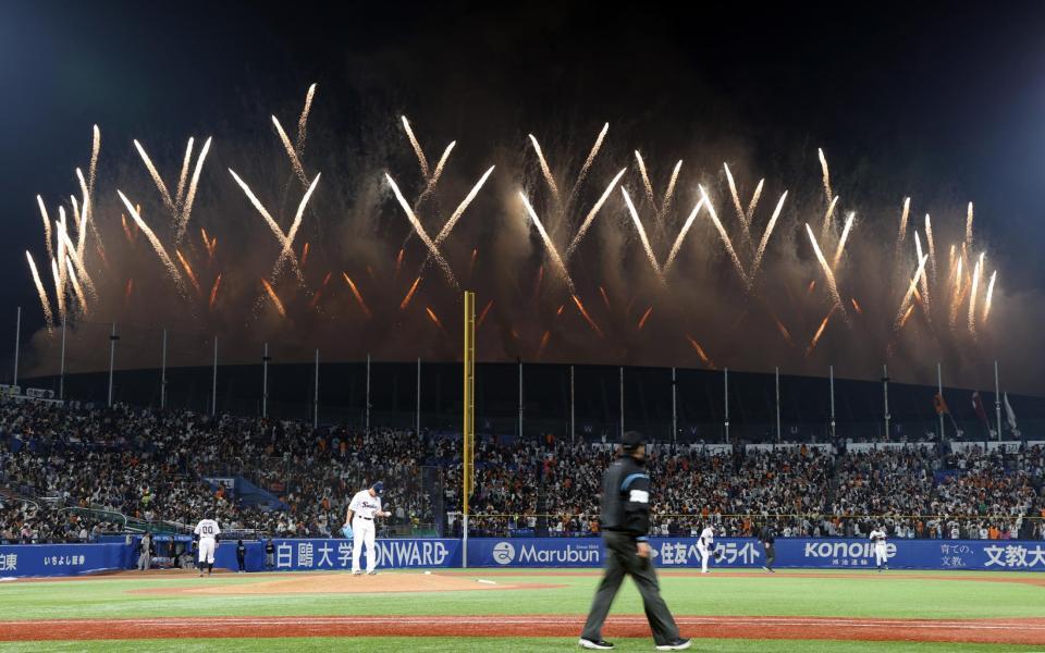　ヤクルト－巨人戦の途中で国立競技場から打ち上がる花火