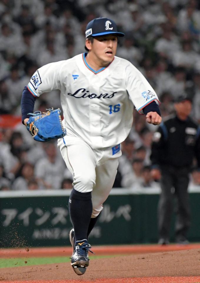 　１回、緒方を二ゴロに打ち取り、一塁ベースカバーに向かう隅田（撮影・佐藤厚）