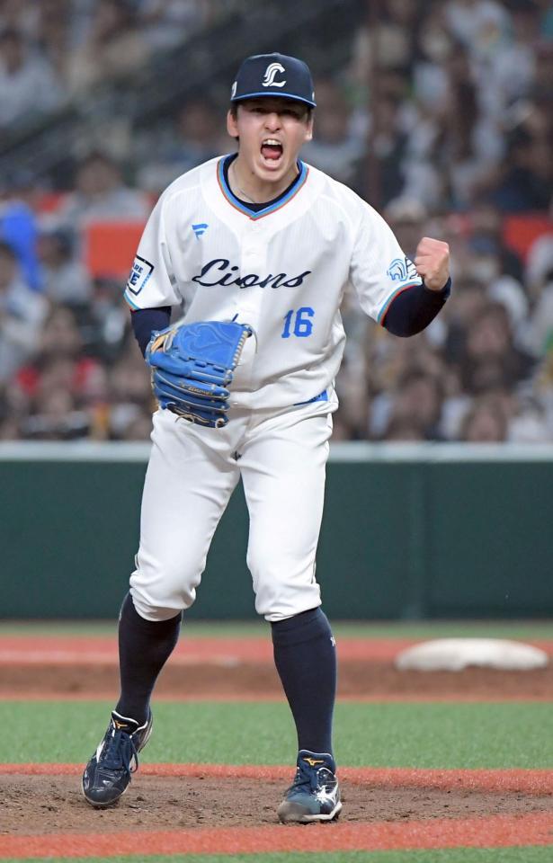 　無四球完封で３勝目を挙げ、雄叫びを上げる隅田（撮影・佐藤厚）