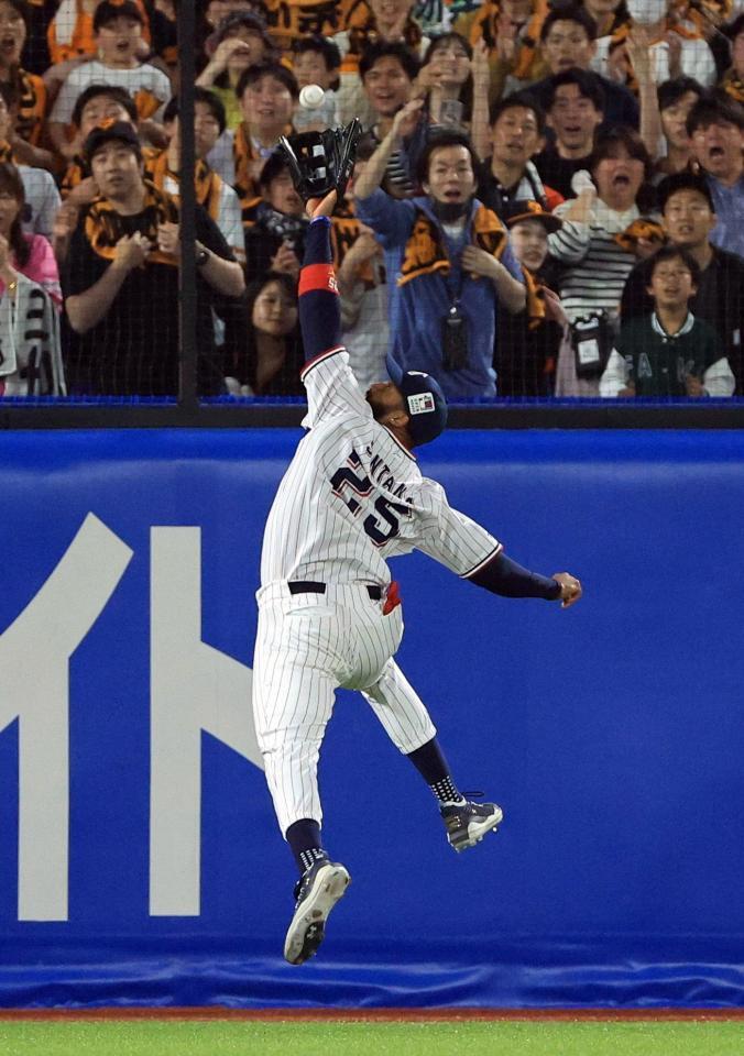 　７回、若林の飛球を左翼手・サンタナがいったんはグラブに入れるも捕球できず２点二塁打となる