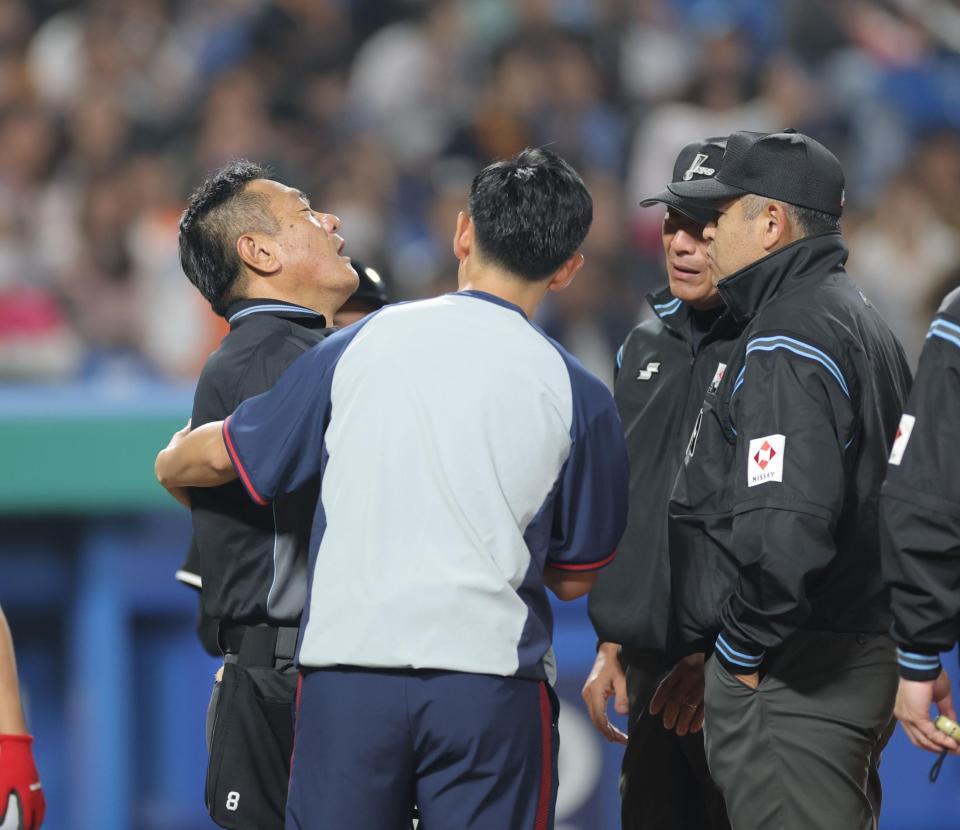 　８回、負傷し心配される笠原球審（撮影・西岡正）