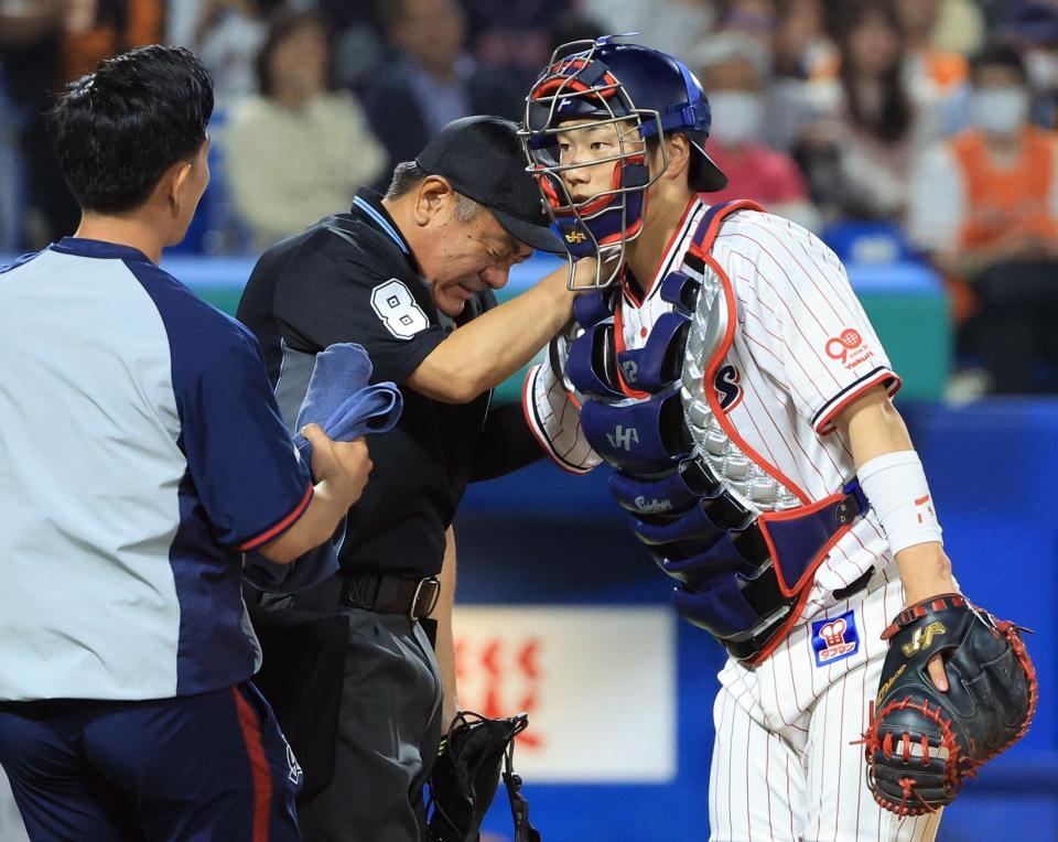 　８回、ヘルナンデスの打球が顔に当たった球審の笠原審判員