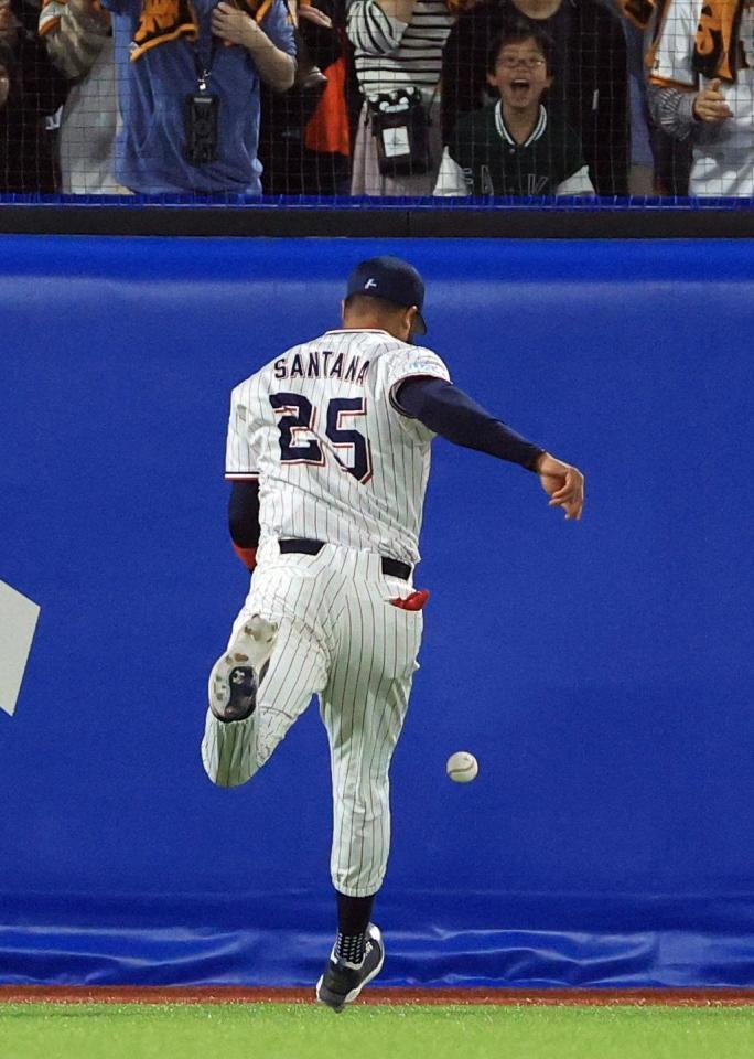 　７回、若林の飛球を左翼手・サンタナがいったんはグラブに入れるも捕球できず２点二塁打となる