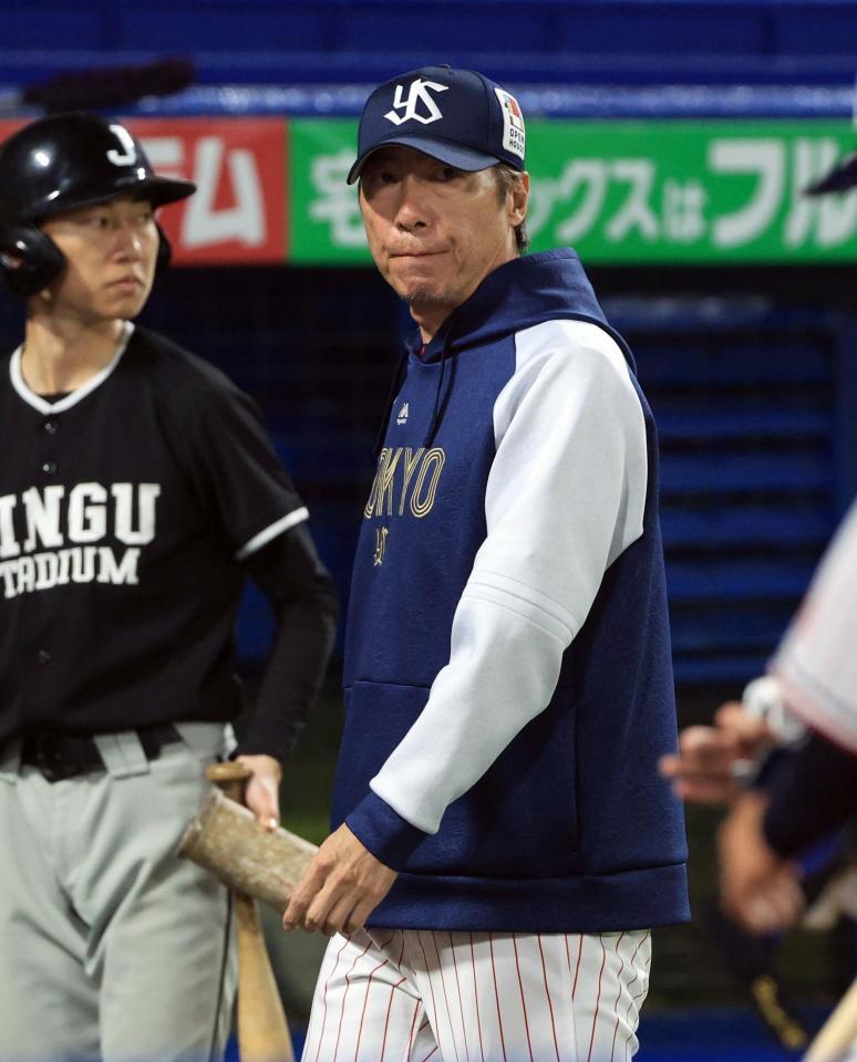 　６回裏を終え、選手交代を告げた高津監督