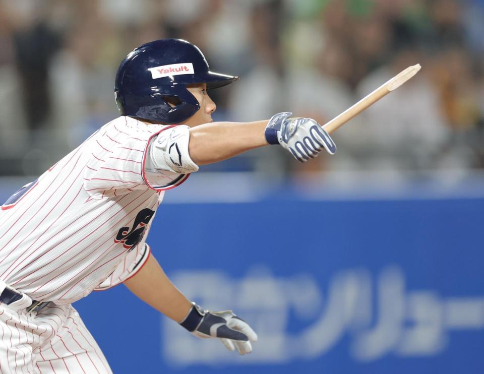 　２回、バットを折りながら右翼へ適時二塁打を放つ山野（撮影・西岡正）