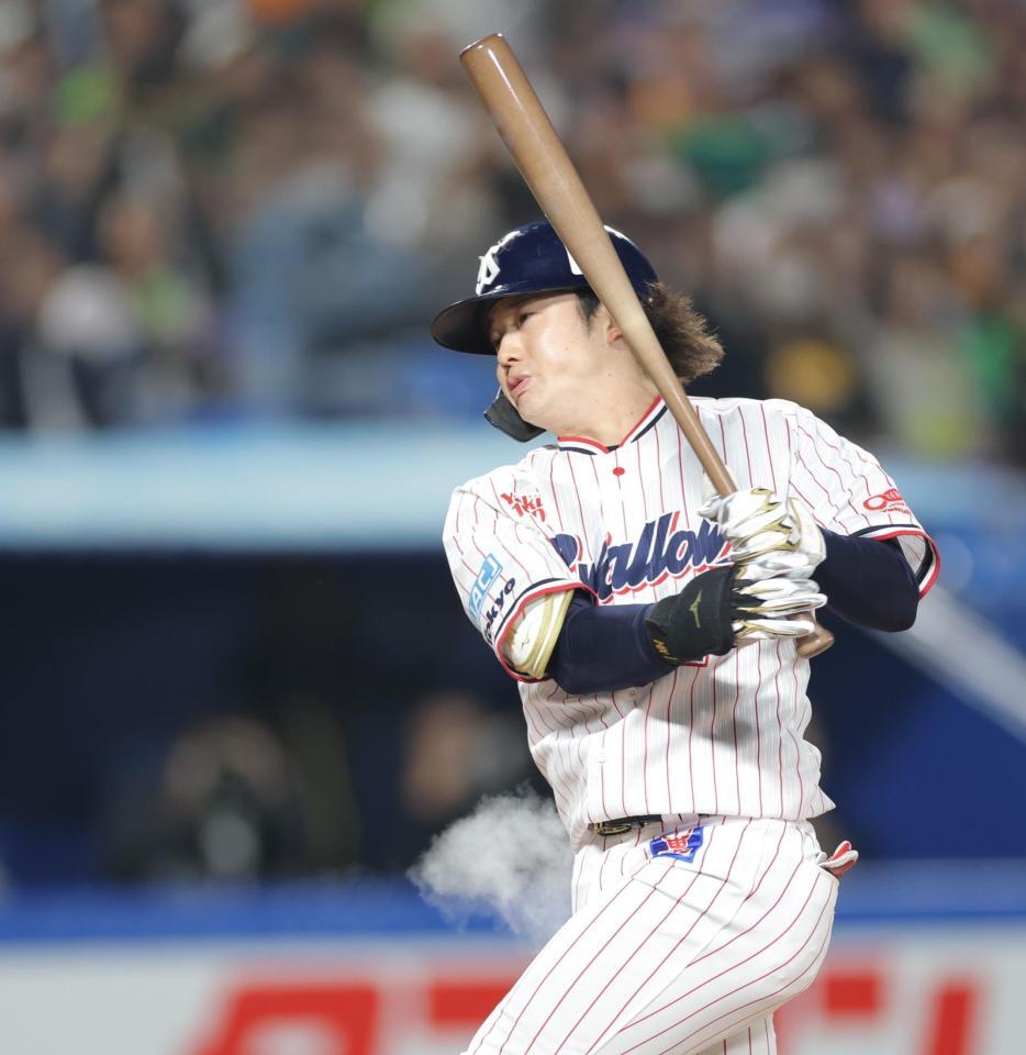 　３回、死球を受ける長岡（撮影・西岡正）