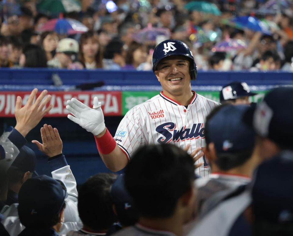 　２回、先制ソロを放ち、ナインに祝福されるオスナ（撮影・西岡正）