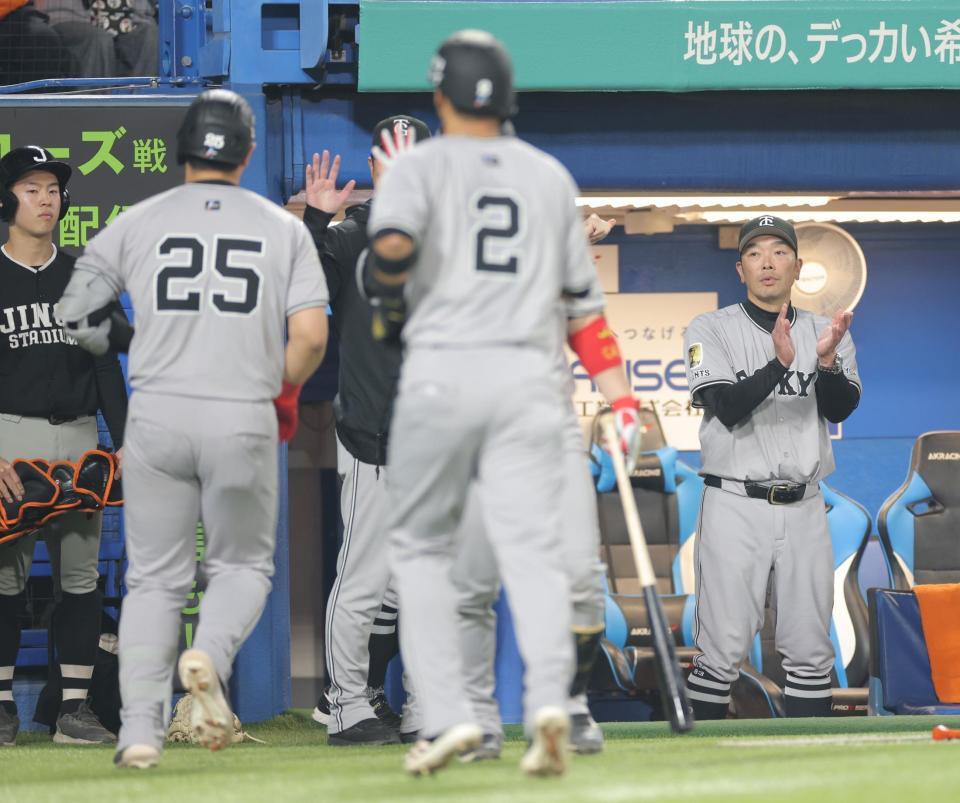 　６回、２ランを放った岡本（左）を祝福する阿部監督（右）＝撮影・西岡正