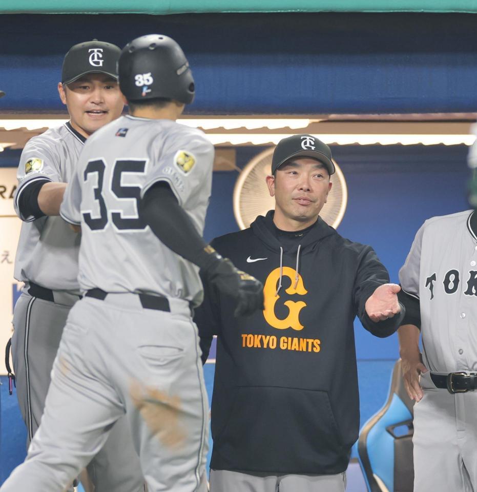 　７回、若林の逆転二塁打で生還した泉口（左）を迎える阿部監督（撮影・西岡正）