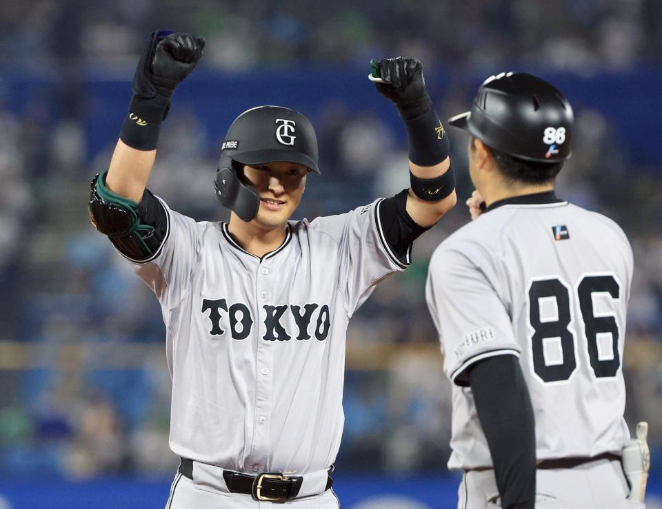 　９回、適時打を放ち、喜ぶ吉川