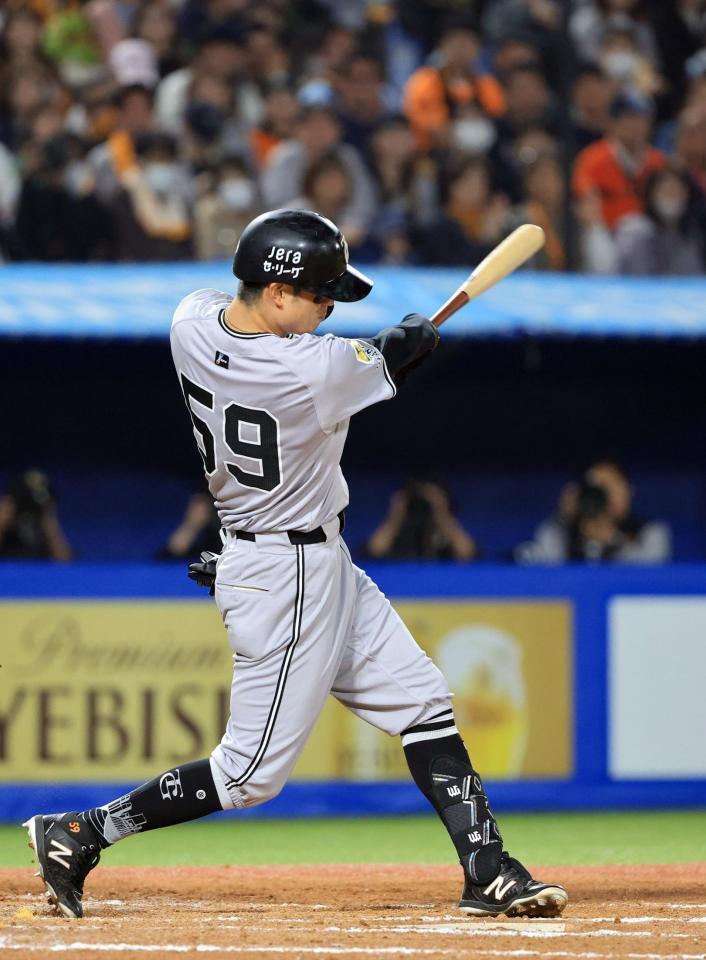 　７回、若林が逆転の２点二塁打を放つ