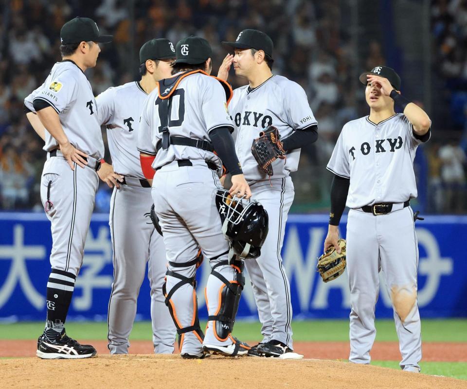 　３回、マウンドの石川（右から２人目）のもとに集まる巨人ナイン