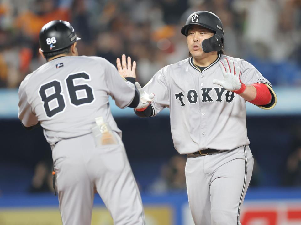 　８回、ソロを放ち、生還する甲斐（撮影・西岡正）