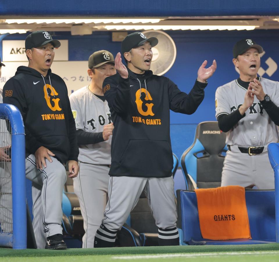 　勝利の瞬間、大きく手をたたく手をたたく阿部監督（中央）＝撮影・西岡正