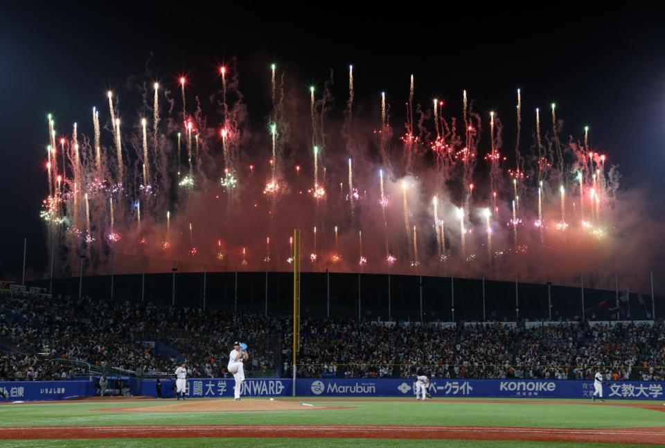 　ヤクルト－巨人戦の途中で国立競技場から打ち上がる花火