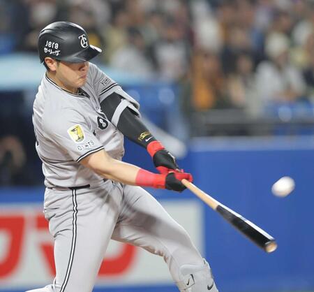 　６回、２ランを放つ岡本（撮影・西岡正）