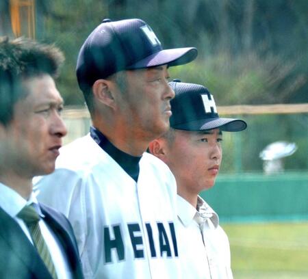 　就任後初の公式戦に臨んだ龍谷大平安・川口監督（中央）