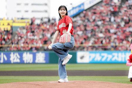　楽天始球式を行った久保史緒里（楽天野球団提供）
