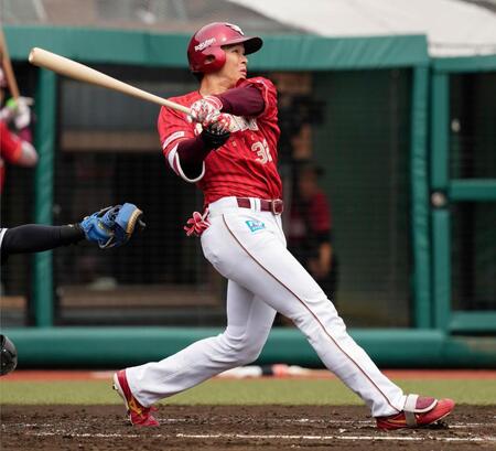 　２回、中島が右越えに先制３ランを放つ