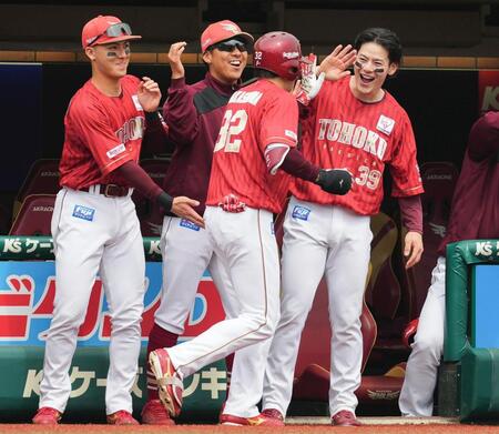 　２回、先制３ランを放った中島（手前）を迎える楽天ナイン