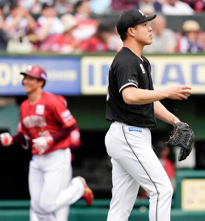 　２回、中島（奥）に先制３ランを浴びた先発の西野