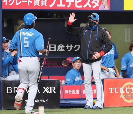 　９回、野村（５）に代走を送り出迎える新庄監督（撮影・立川洋一郎）