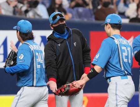 　ナインを迎えて勝利のタッチを交わす新庄監督（中央）＝撮影・立川洋一郎