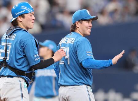 　完封勝利を飾り笑顔を見せる金村。左は伏見（撮影・立川洋一郎）