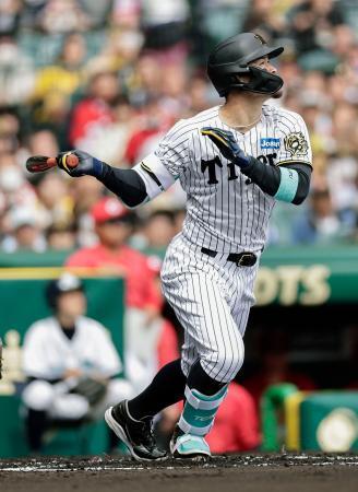 　１回阪神２死二塁、佐藤輝が中越えに先制２ランを放つ＝甲子園