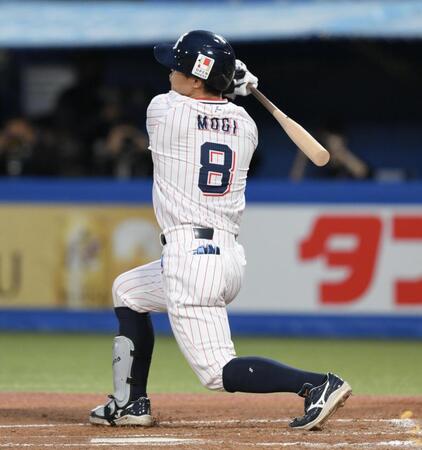 　１回、移籍第１号となる右越え２ランを放つ茂木（撮影・伊藤笙子）