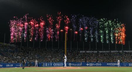 　６回、ヤクルトの攻撃前、隣の国立競技場でＳｎｏｗ　Ｍａｎのメンバーカラーの花火が上がる（撮影・伊藤笙子）