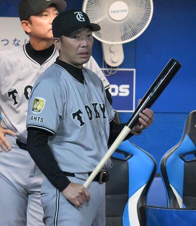 　５回、岡本のバットを手にする阿部監督（撮影・伊藤笙子）