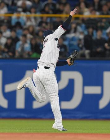 　８回、岡本の遊直を好捕する長岡（撮影・伊藤笙子）