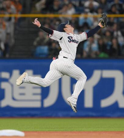 　８回、岡本の遊直を好捕する長岡（撮影・伊藤笙子）