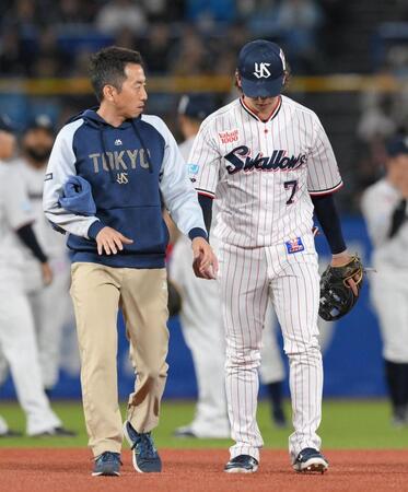 　８回、岡本の遊直を好捕する際に負傷し、治療のため一度ベンチへ下がる長岡（右）＝撮影・伊藤笙子