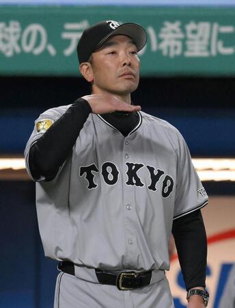 　９回の攻撃を終え、選手交代のためベンチを出る阿部監督（撮影・伊藤笙子）