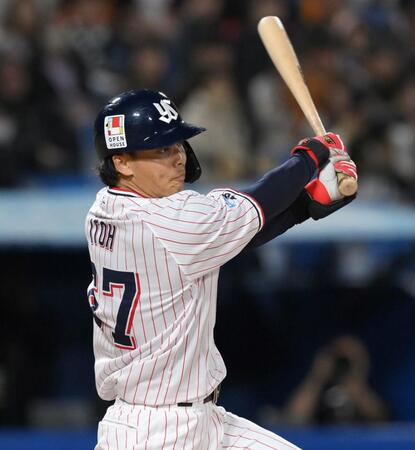 　８回、プロ初安打となる右前打を放つ伊藤（撮影・伊藤笙子）