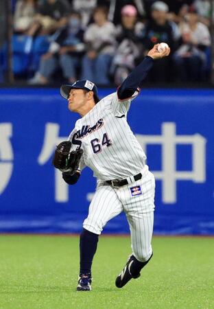 　２回、泉口の安打を好返球し、二走の生還を阻む岩田