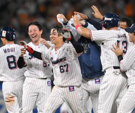 　１０回、左越えサヨナラ適時打を放ち、ウオーターシャワーを浴びる伊藤（中央）＝撮影・伊藤笙子