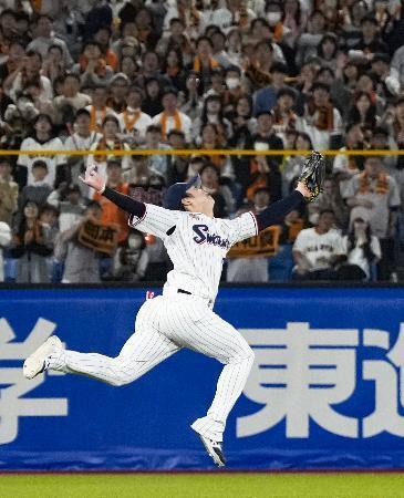　８回巨人１死、岡本の飛球をヤクルトの遊撃手長岡が好捕する＝神宮