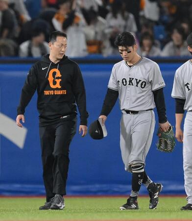 　伊藤のサヨナラ打を追ってフェンスに激突し、トレーナーとともに引き揚げる若林（右）＝撮影・伊藤笙子