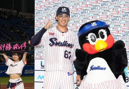 　ヒーローインタビューを終え、ポーズをとるヤクルト・伊藤＝神宮