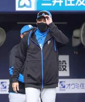 　オリックスに勝利しスタンドにあいさつする新庄監督（撮影・坂部計介）