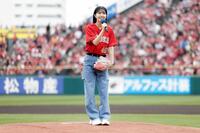 　楽天始球式を行った久保史緒里（楽天野球団提供）