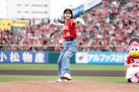　楽天戦で始球式を行った久保史緒里（楽天野球団提供）