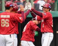 　２回、先制３ランを放ちコーチらとタッチを交わす中島（右端）