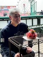 　６０歳の誕生日ケーキを前にした吉井監督