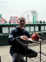 　６０歳の誕生日ケーキを前にした吉井監督